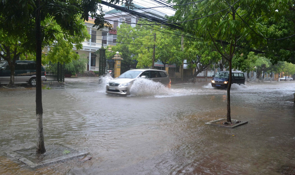 Tuyến phố Trần Hưng Đạo, thành phố Thái Bình ngập sâu trong nước. (Ảnh: Thu Hoài/TTXVN)