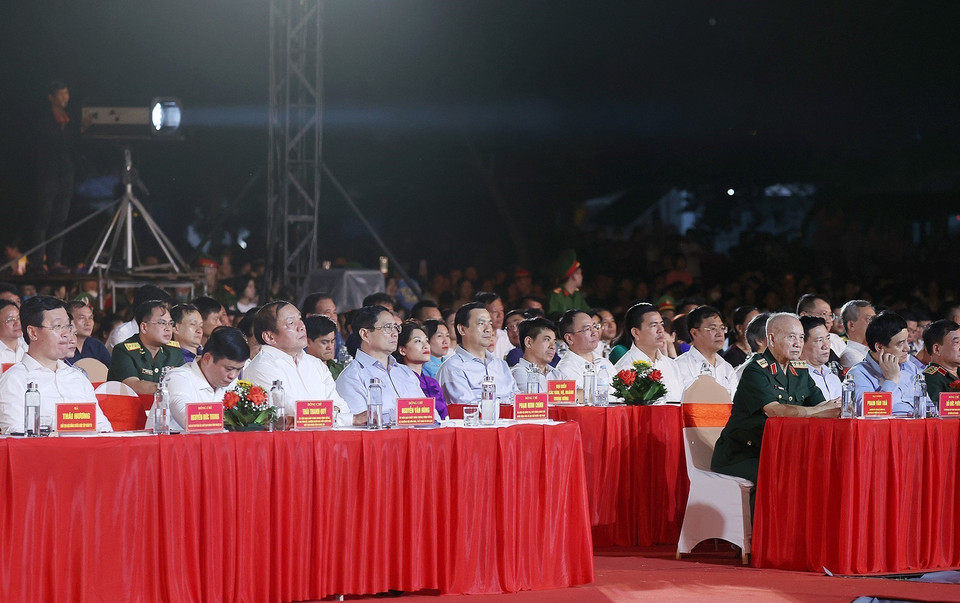 Thủ tướng Phạm Minh Chính và các đại biểu dự Chương trình nghệ thuật 'Bản hùng ca bất diệt.' (Ảnh: Dương Giang/TTXVN)