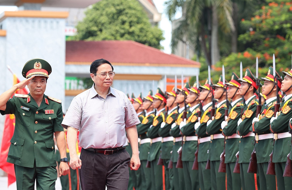Cán bộ, chỉ huy Bộ Tư lệnh Quân khu 4 đón Thủ tướng Phạm Minh Chính. (Ảnh: Dương Giang/TTXVN)