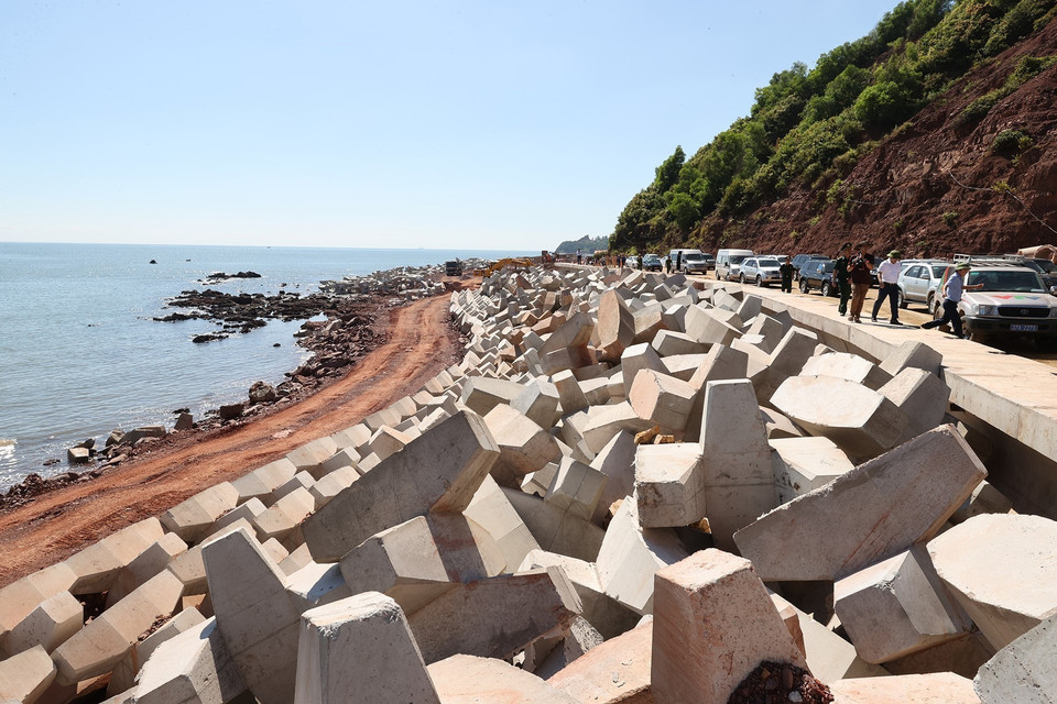 Công trình tường chắn kè biển tuyến đường giao thông ven biển đoạn từ Nghi Sơn (Thanh Hóa)-Cửa Lò (Nghệ An). (Ảnh: Dương Giang/TTXVN)