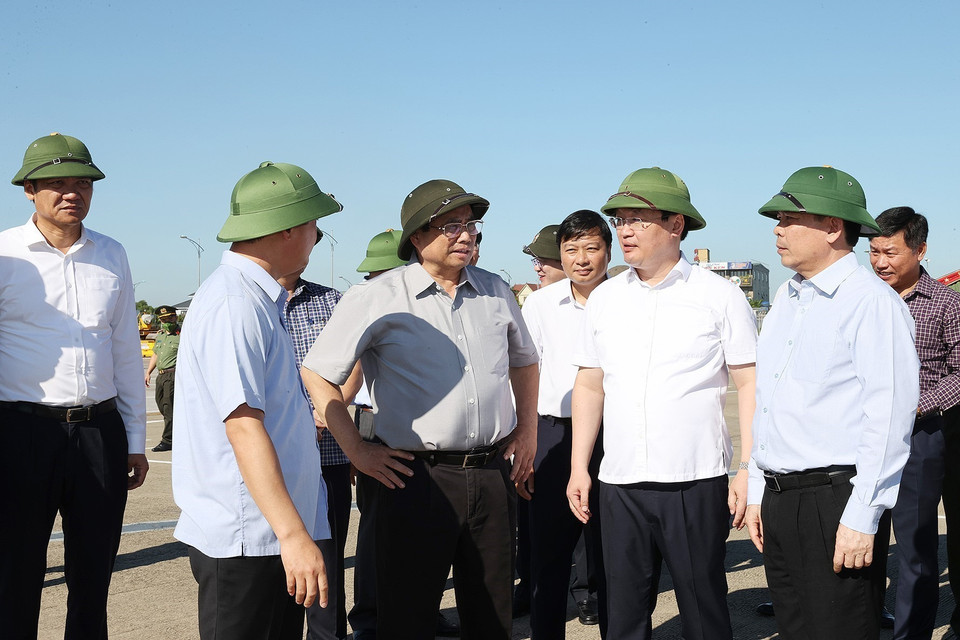 Thủ tướng Phạm Minh Chính khảo sát thực địa sân bay Vinh. (Ảnh: Dương Giang/TTXVN)