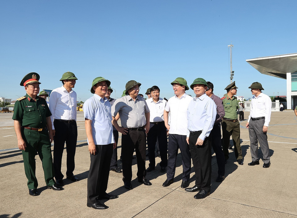 Thủ tướng Phạm Minh Chính khảo sát thực địa sân bay Vinh. (Ảnh: Dương Giang/TTXVN)