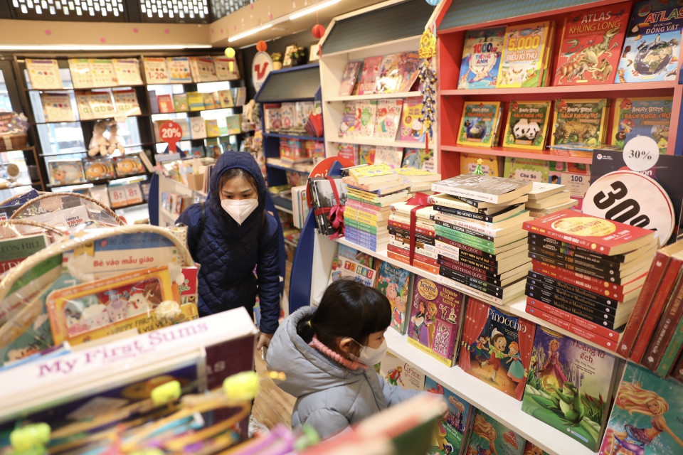 Độc giả tìm mua sách nhân dịp đầu Xuân mới. (Ảnh: Minh Quyết/TTXVN)