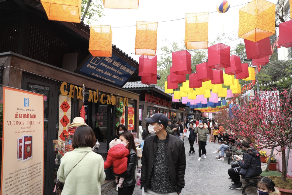 Du khách, độc giả đến phố sách trong những ngày đầu Xuân mới. (Ảnh: Minh Quyết/TTXVN)