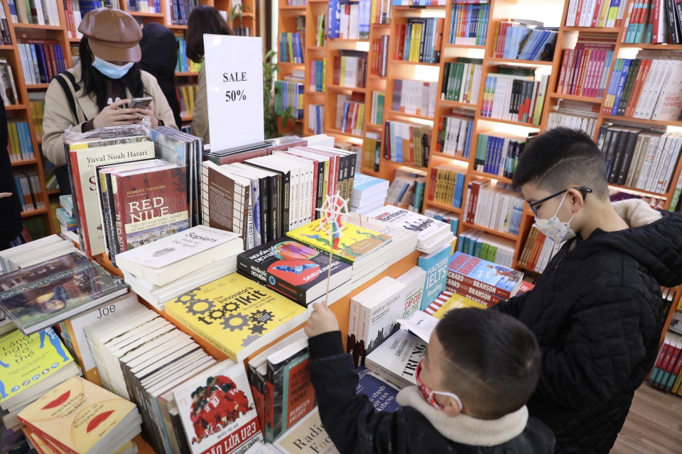 Độc giả đến chọn cho mình những cuốn sách ưng í nhân dịp đầu Xuân mới. (Ảnh: Minh Quyết/TTXVN)