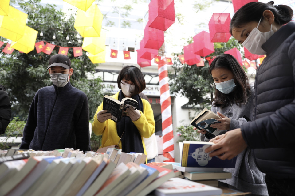 Phố sách thu hút du khách, độc giả đầu Xuân mới. (Ảnh: Minh Quyết/TTXVN)