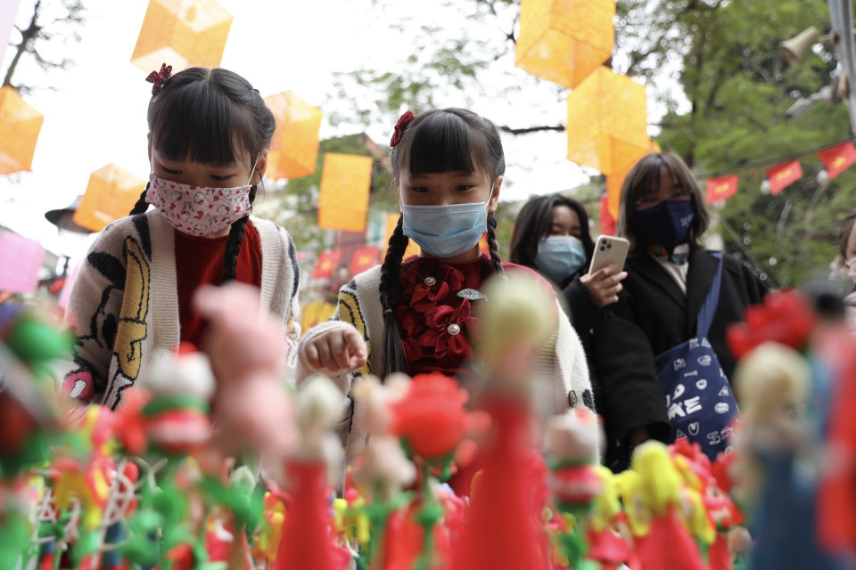 Trẻ em thích thú với trò chơi dân gian Tò he. (Ảnh: Minh Quyết/TTXVN)