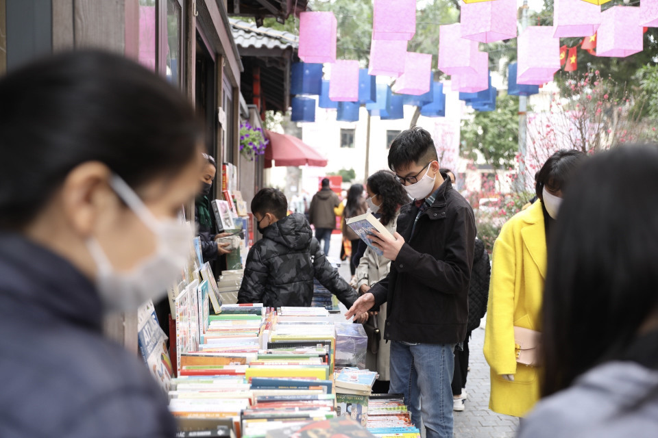 Độc giả đến chọn cho mình những cuốn sách ưng í nhân dịp đầu Xuân mới. (Ảnh: Minh Quyết/TTXVN)