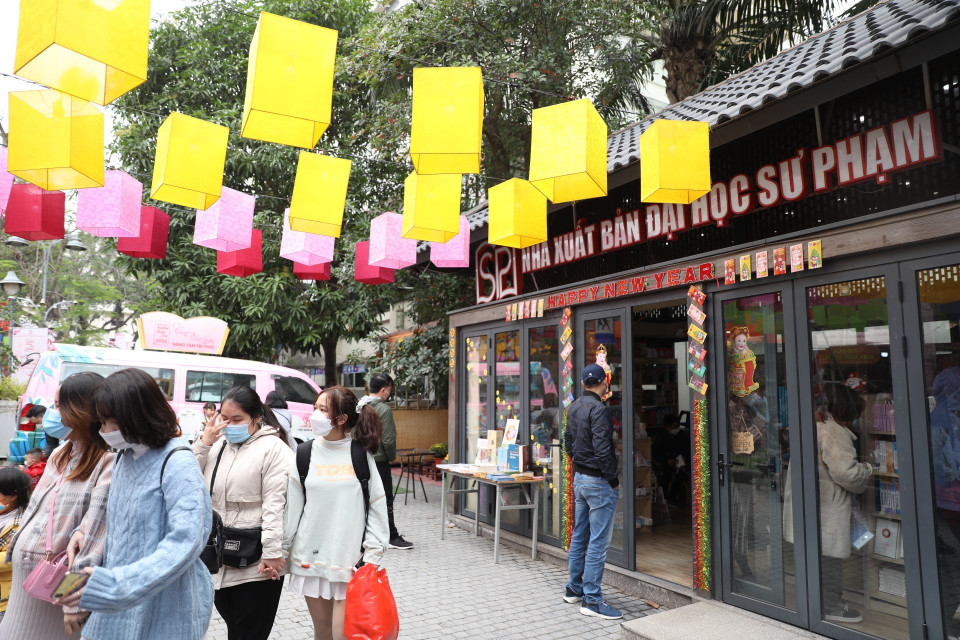 Rất đông du khách, độc giả đến phố sách trong những ngày đầu Xuân mới. (Ảnh: Minh Quyết/TTXVN)