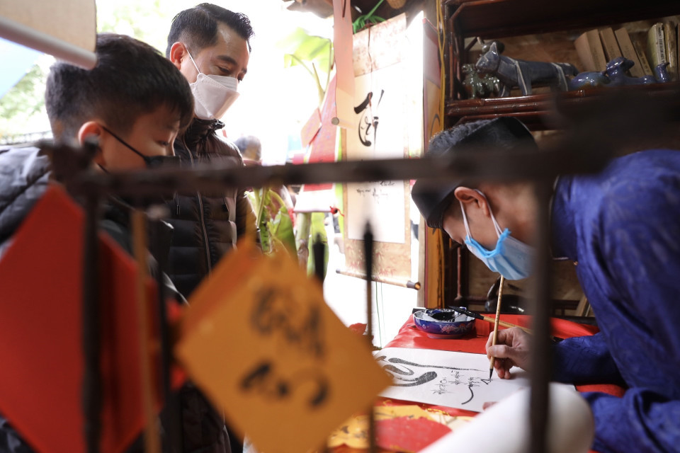 Nhiều du khách đến xin chữ nhân dịp đầu năm mới. (Ảnh: Minh Quyết/TTXVN)