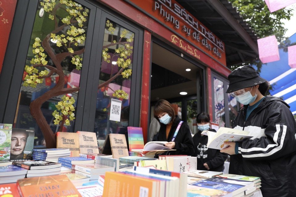 Các nhà sách giới thiệu đến độc giả những sản phẩm mới. (Ảnh: Minh Quyết/TTXVN)