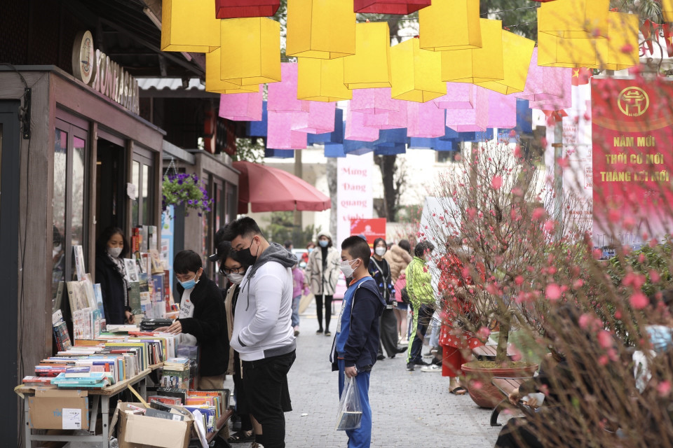 Độc giả đến chọn cho mình những cuốn sách ưng í nhân dịp đầu Xuân mới. (Ảnh: Minh Quyết/TTXVN)