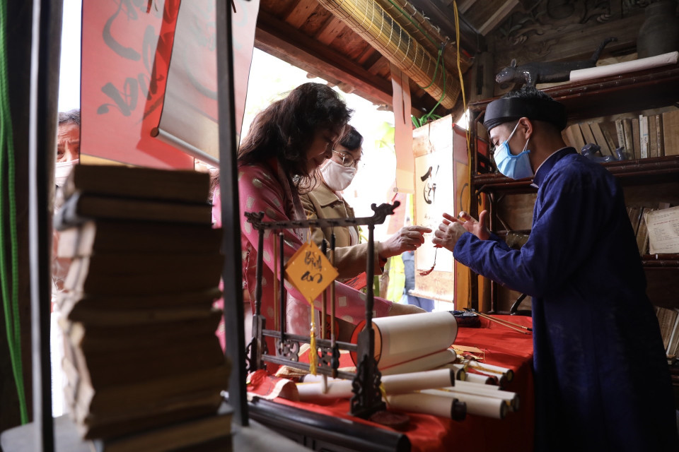 Nhiều du khách đến xin chữ nhân dịp đầu năm mới.(Ảnh: Minh Quyết/TTXVN)