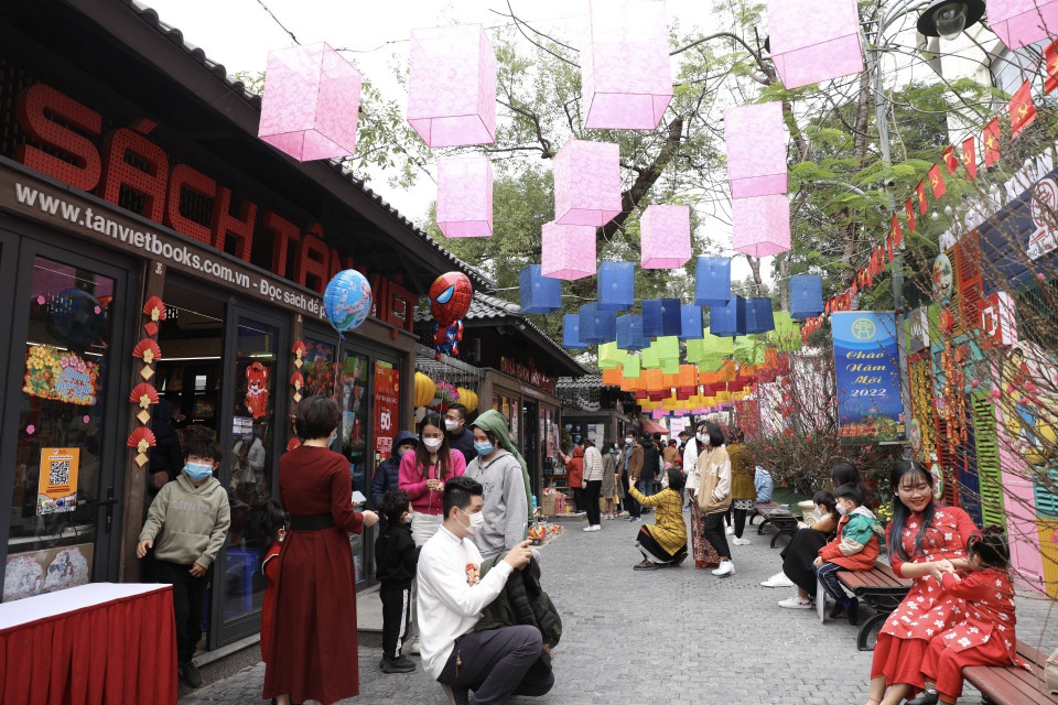 Phố sách nhộn nhịp đầu Xuân mới. (Ảnh: Minh Quyết/TTXVN)