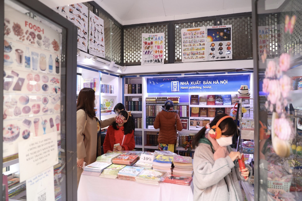 Độc giả chọn mua sách đầu Xuân mới. (Ảnh: Minh Quyết/TTXVN)