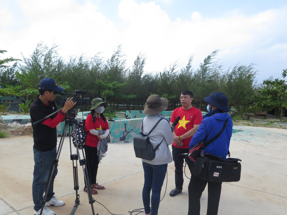 Nhóm phóng viên Báo Khánh Hòa và Đài Phát thanh truyền hình tỉnh Khánh Hòa tác nghiệp tại đảo Đá Tây A ( huyện đảo Trường Sa) hồi tháng 5/2021. (Ảnh: Phan Sáu/TTXVN)