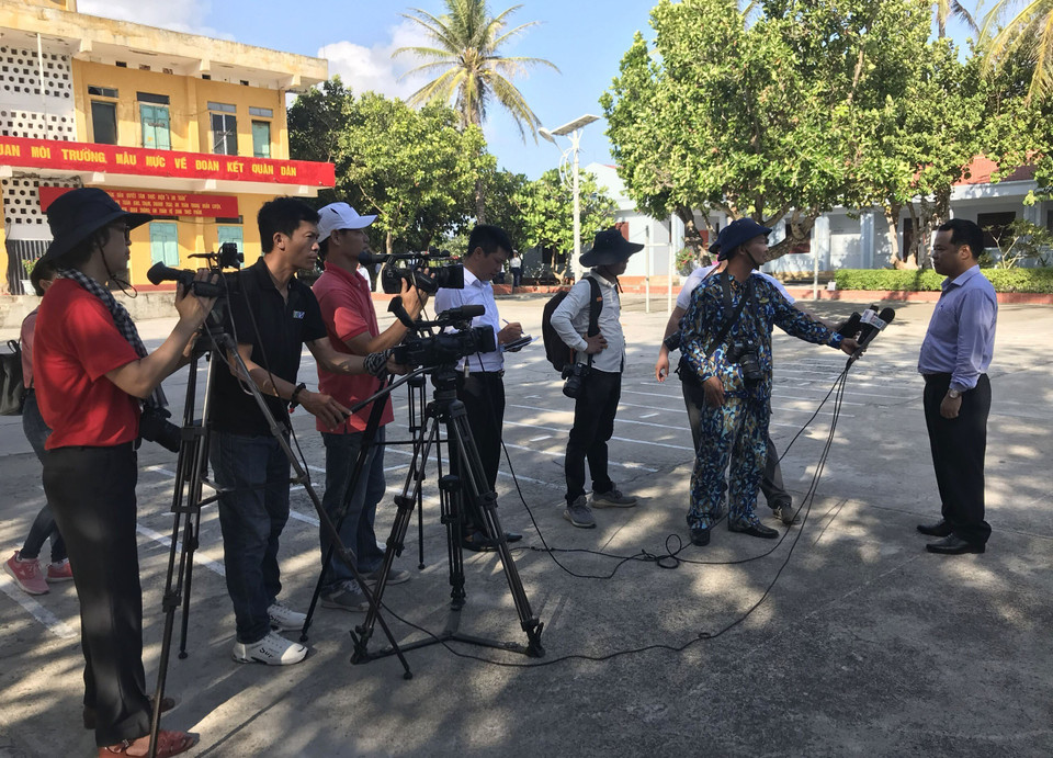 Các phóng viên, nhà báo phỏng vấn Chủ tịch Ủy ban Nhân dân huyện đảo Trường Sa vào ngày míttinh kỷ niệm 46 năm giải phóng Trường Sa và thống nhất đất nước tại đảo Nam Yết tháng 4/2021. (Ảnh: TTXVN phát)