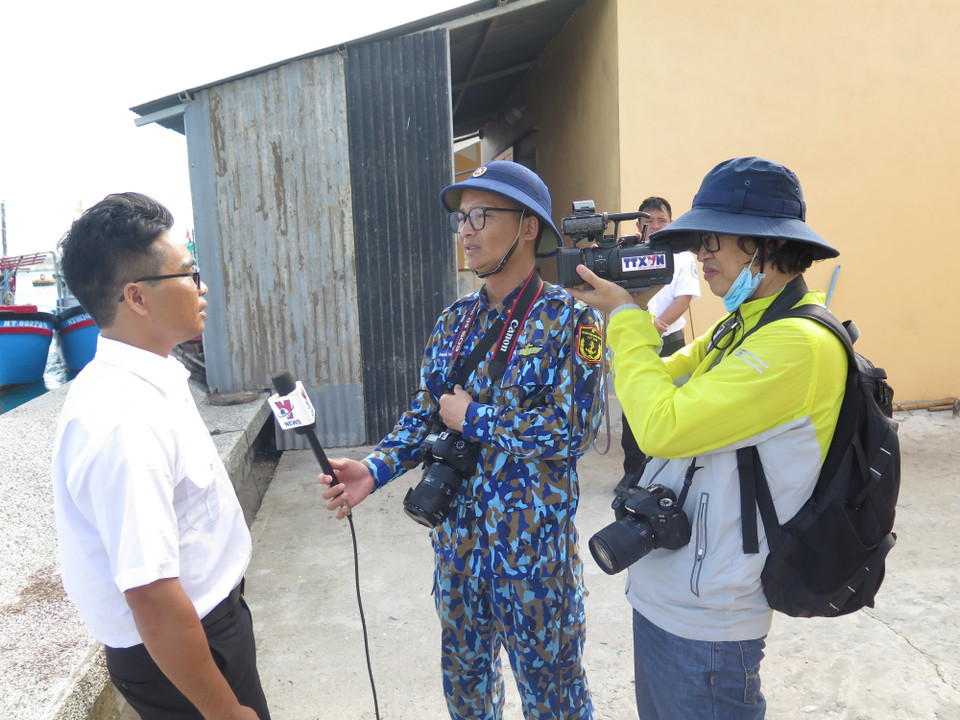 Nhóm phóng viên TTXVN và Báo Hải quân Việt Nam tác nghiệp về nội dung công ty hậu cần hỗ trợ các nhu yếu phẩm, vật liệu phục vụ cho ngư dân vươn khơi bám biển tại huyện đảo Trường Sa hồi tháng 5/2021. (Ảnh: Phan Sáu/TTXVN)