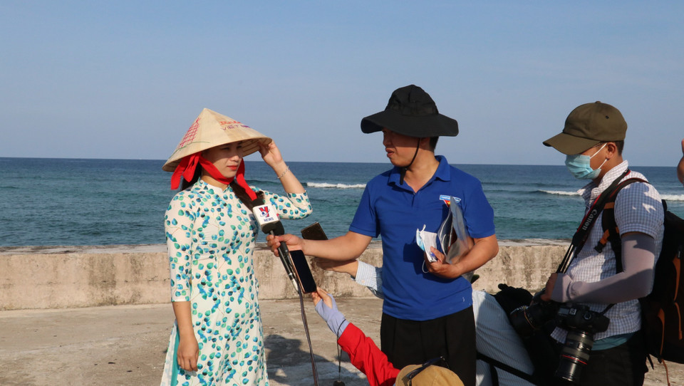 Phóng viên TTXVN và Báo Tiền phong tác nghiệp tại đảo Song Tử Tây về các nội dung đời sống của người dân trên đảo tháng 4/2021. (Ảnh: Phan Sáu/TTXVN)