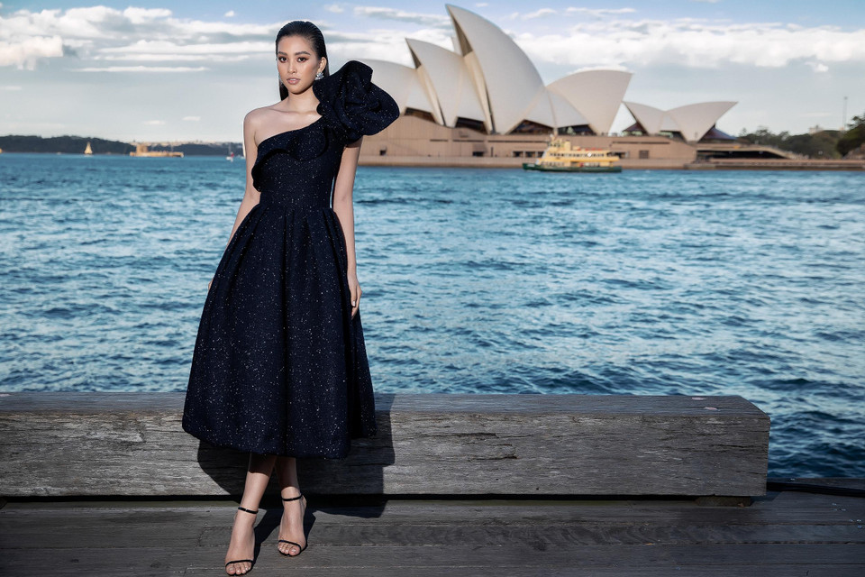 Không hề kém cạnh, Hoa hậu Việt Nam 2018 Trần Tiểu Vy toả sáng với chiếc đầm xoè màu đen, có chi tiết tạo phom 3D ở cầu vai. Tiểu Vy mang đến sự quyến rũ, sang trọng với kiểu tóc chải ngược, đánh phồng cùng màu môi nude phủ bóng thời thượng. (Ảnh: Diệu Linh/Vietnam+)