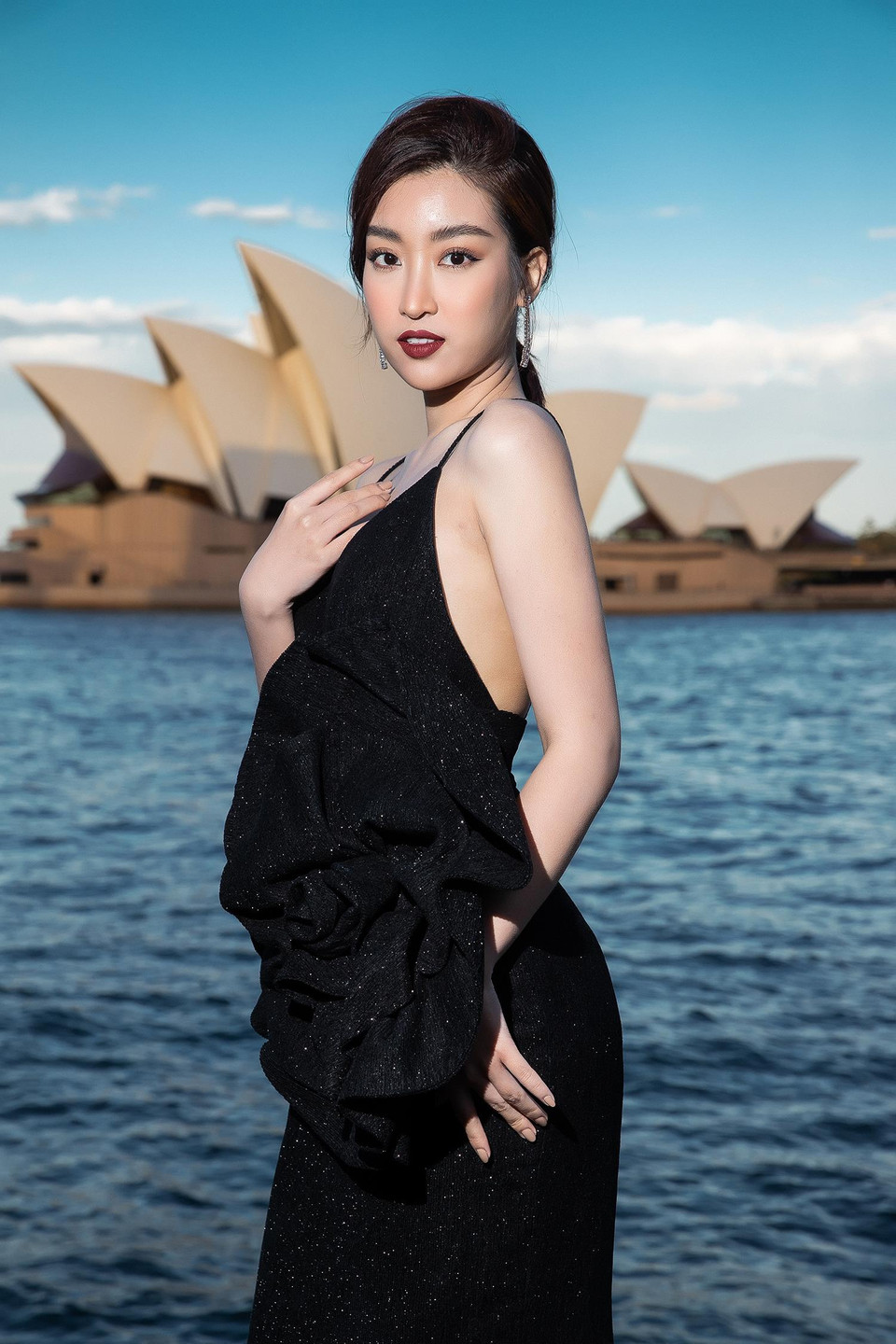 Hoa hậu Việt Nam 2016 Đỗ Mỹ Linh gợi cảm, trẻ trung với chiếc đầm dài xẻ ngực chừng mực, có phần hoa dựng phom 3D to ở thắt eo. Thiết kế với chất liệu vải bắt sáng tốt giúp người đẹp 9X không cần sử dụng nhiều phụ kiện nhưng vẫn ghi điểm. (Ảnh: Diệu Linh/Vietnam+)