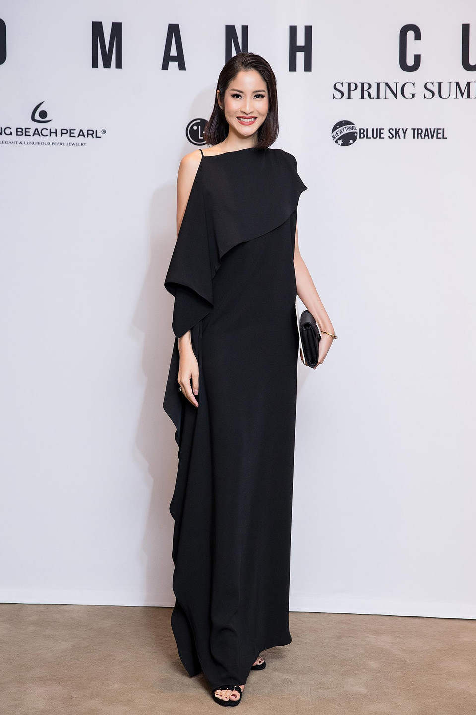 Đặc biệt, Hoa hậu Hoàn vũ Thái Lan 2007 Farung Yuthithum cũng dành thời gian sang Sydney để dự show lần này của Đỗ Mạnh Cường. Người đẹp diện chiếc đầm đen dài với thiết kế bất đối xứng ở phần vai, vừa kín đáo nhưng cũng vừa quyến rũ bởi những khoảng hở tinh tế. (Ảnh: Diệu Linh/Vietnam+)