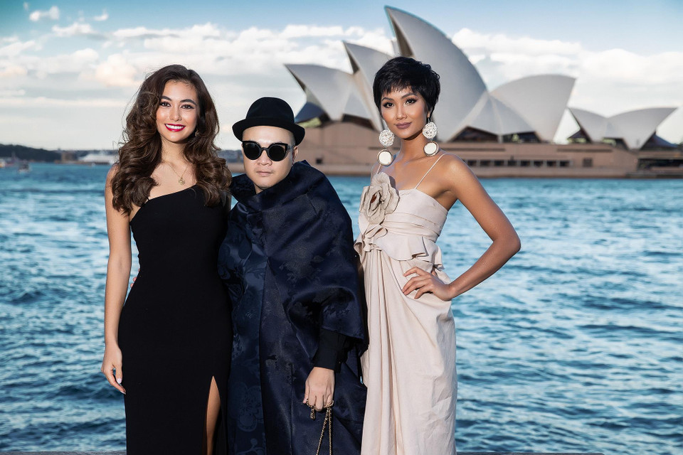 Hoa hậu Hoàn vũ Australia 2018 Francesca Hung vui mừng khi hội ngộ với H Hen Niê tại show diễn của nhà thiết kế Đỗ Mạnh Cường. (Ảnh: Diệu Linh/Vietnam+)