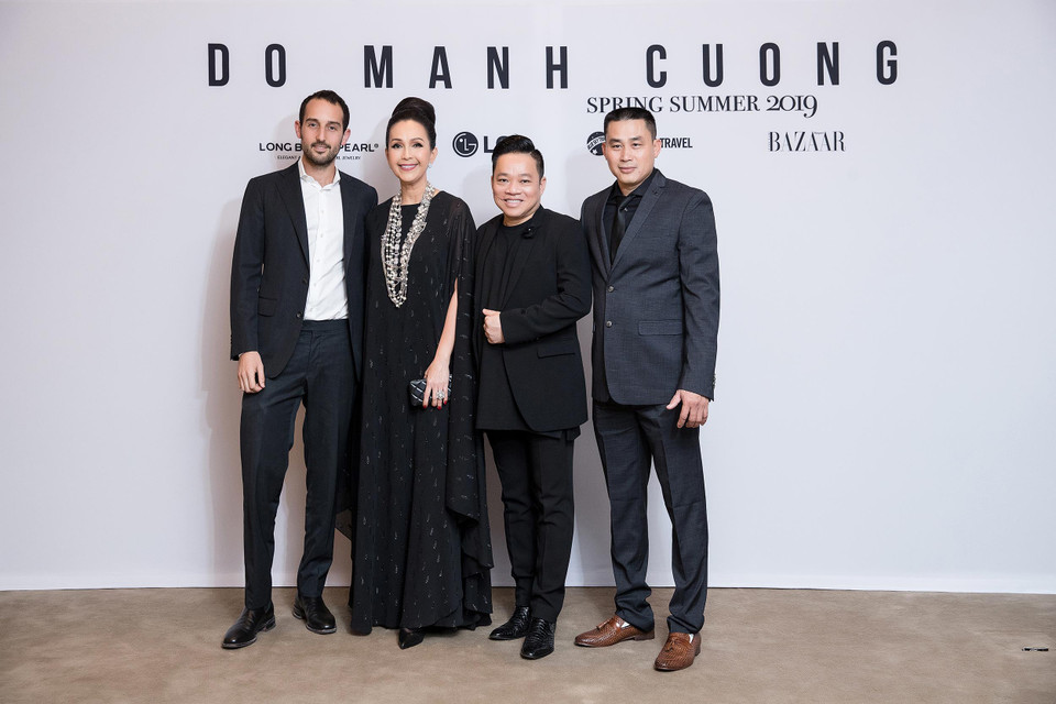 Doanh nhân Phạm Huy Cận, đại diện nhà tổ chức chào đón một số doanh nhân tỷ phú của Australia. (Ảnh: Diệu Linh/Vietnam+)