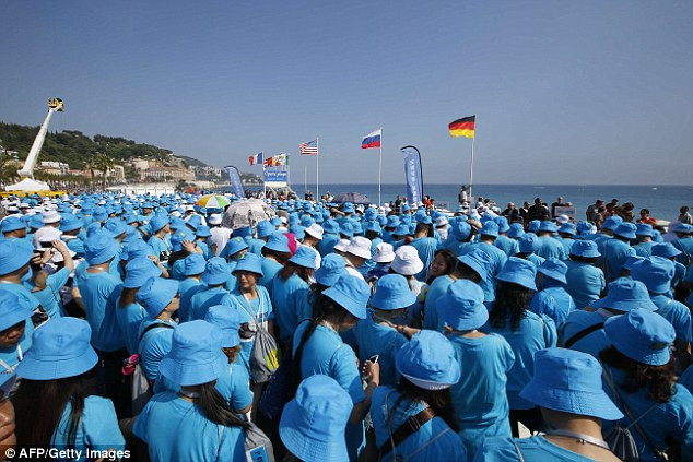 Phải cần tới 147 chiếc xe bus để đưa đoàn du khách này từ các khách sạn tới Promenade des Anglais ở Nice. Tại đây, tổ chức Kỷ lục Thế giới Guinness đã có mặt để xác nhận kỷ lục đoàn người xếp hàng lớn nhất thế giới.