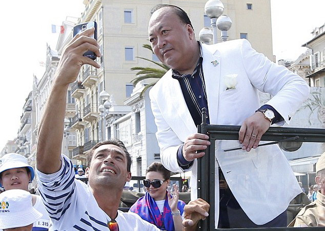 Li Jinyuan, 57 tuổi, được liệt vào danh sách tỷ phú của Forbes và là người đã đưa hơn một nửa số nhân viên của mình tới Pháp để kỷ niệm 20 năm ngày thành lập công ty. Tập đoàn quốc tế của Li Jinyuan đã được ông thành lập vào năm 1995, với nhiều lĩnh vực kinh doanh khác nhau như công nghệ sinh học, quản lý y tế, thương mại điện tử, khách sạn, du lịch và nhiều lĩnh vực khác.