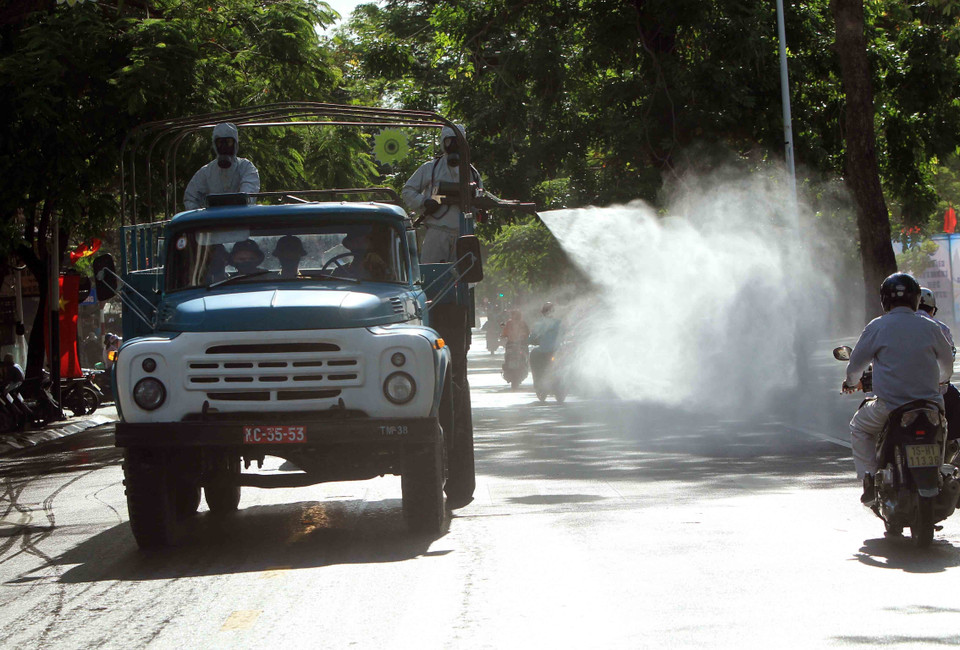 Lực lượng phòng hóa học, Bộ Tư lệnh Quân khu 3, phun hóa chất diện rộng trên các tuyến đường tại địa bàn thành phố Hải Phòng. (Ảnh: An Đăng/TTXVN)