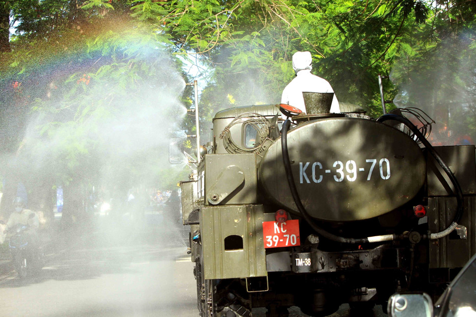 Lực lượng phòng hóa học, Bộ Tư lệnh Quân khu 3, phun hóa chất diện rộng trên các tuyến đường tại địa bàn thành phố Hải Phòng. (Ảnh: An Đăng/TTXVN)