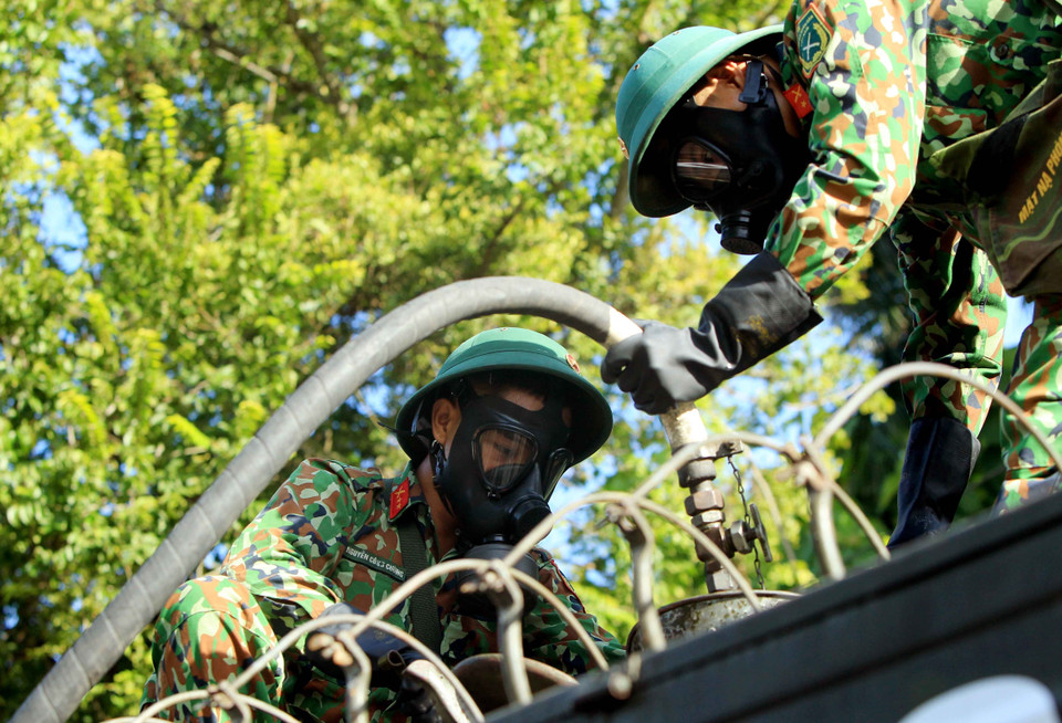 Lực lượng phòng hóa học, Bộ Tư lệnh Quân khu 3, chuẩn bị cho công tác phun hóa chất khử trùng tiêu độc. (Ảnh: An Đăng/TTXVN)