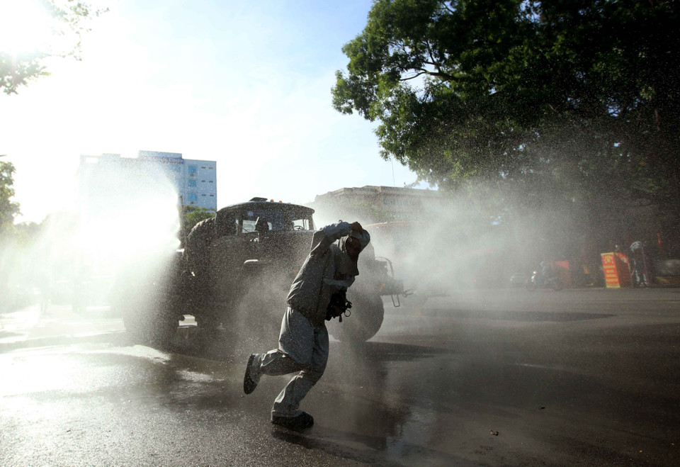 Lực lượng phòng hóa học, Bộ Tư lệnh Quân khu 3, phun hóa chất diện rộng trên các tuyến đường tại địa bàn thành phố Hải Phòng. (Ảnh: An Đăng/TTXVN)