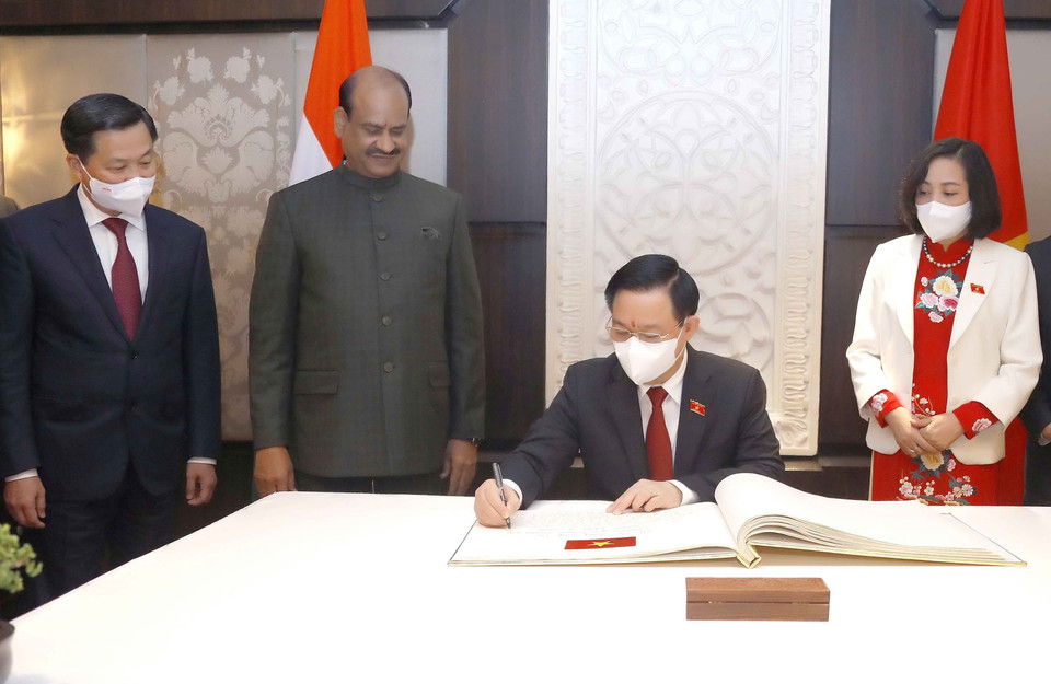 Chủ tịch Quốc hội Vương Đình Huệ ghi Sổ vàng lưu niệm. (Ảnh: Doãn Tấn/TTXVN)