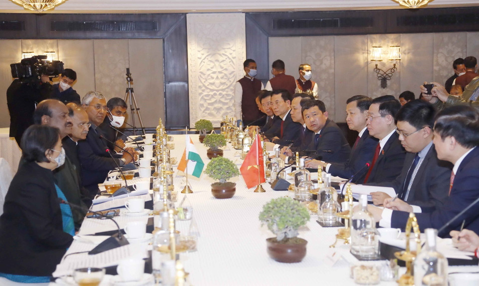 Chủ tịch Quốc hội Vương Đình Huệ hội đàm với Chủ tịch Hạ viện Ấn Độ Om Birla. (Ảnh: Doãn Tấn/TTXVN)