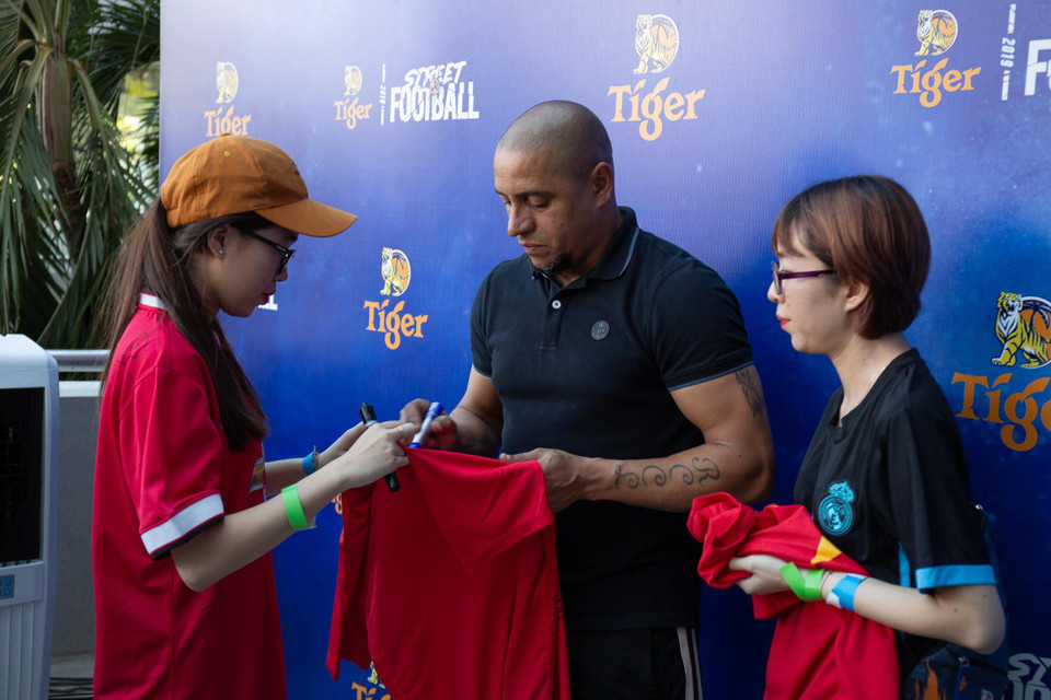 Ký tăng cho những cổ động viên tại buổi giao lưu.