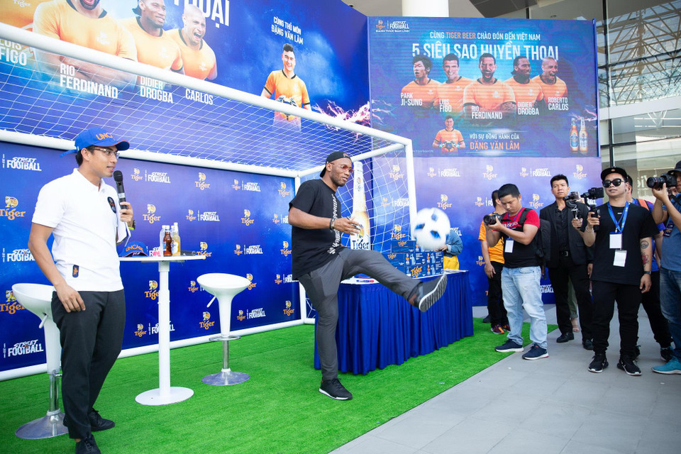 ...tặng quà cho người hâm mộ Việt Nam đến tham dự buổi giao lưu.