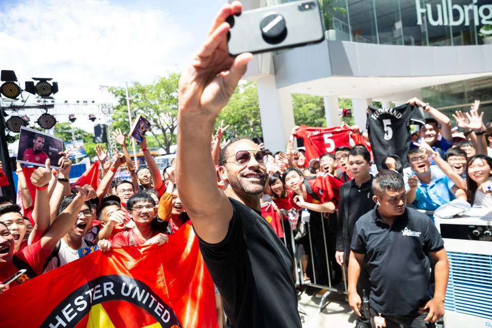 Rio selfie với người hâm mộ.