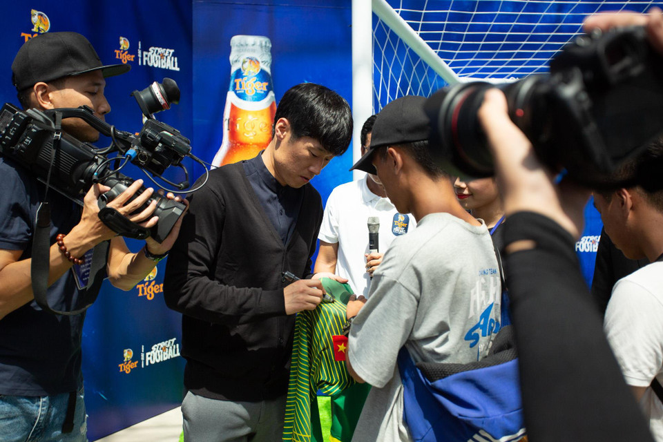 Cựu tiền vệ của Manchester United ký tặng cho các fan.