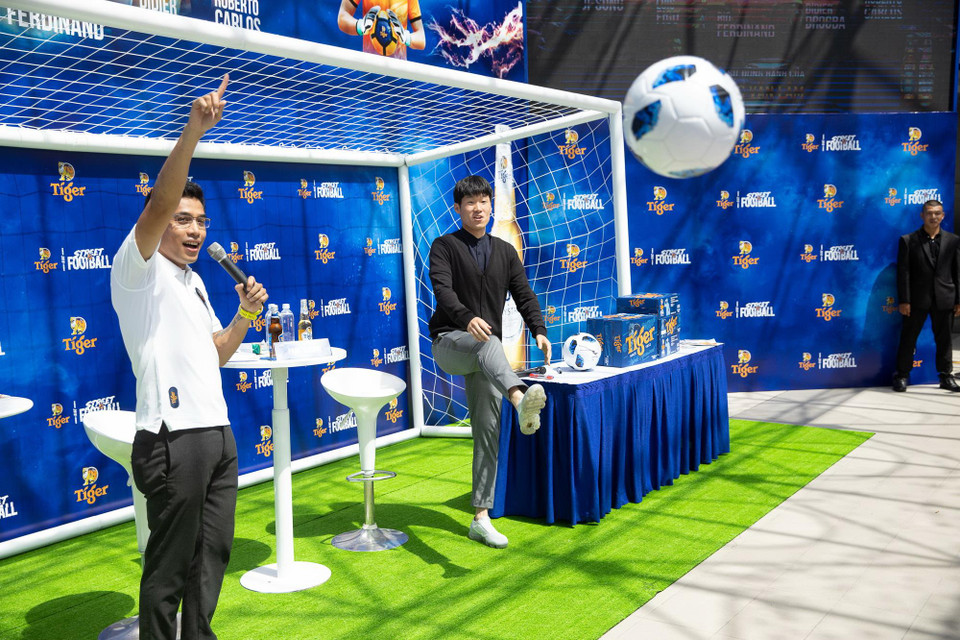 ...và tặng quà cho người hâm mộ.