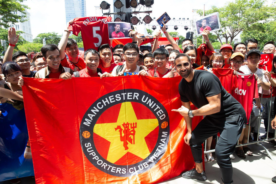 Rio Ferdinand chụp ảnh cùng người hâm mộ Quỷ đỏ.