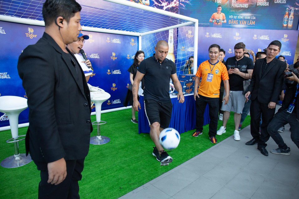 ...biểu diễn tâng bóng trước người hâm mộ.