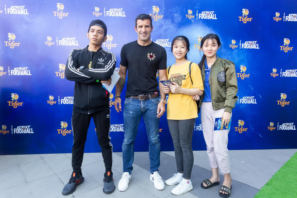 ...và chụp ảnh cũng các fan hâm mộ.