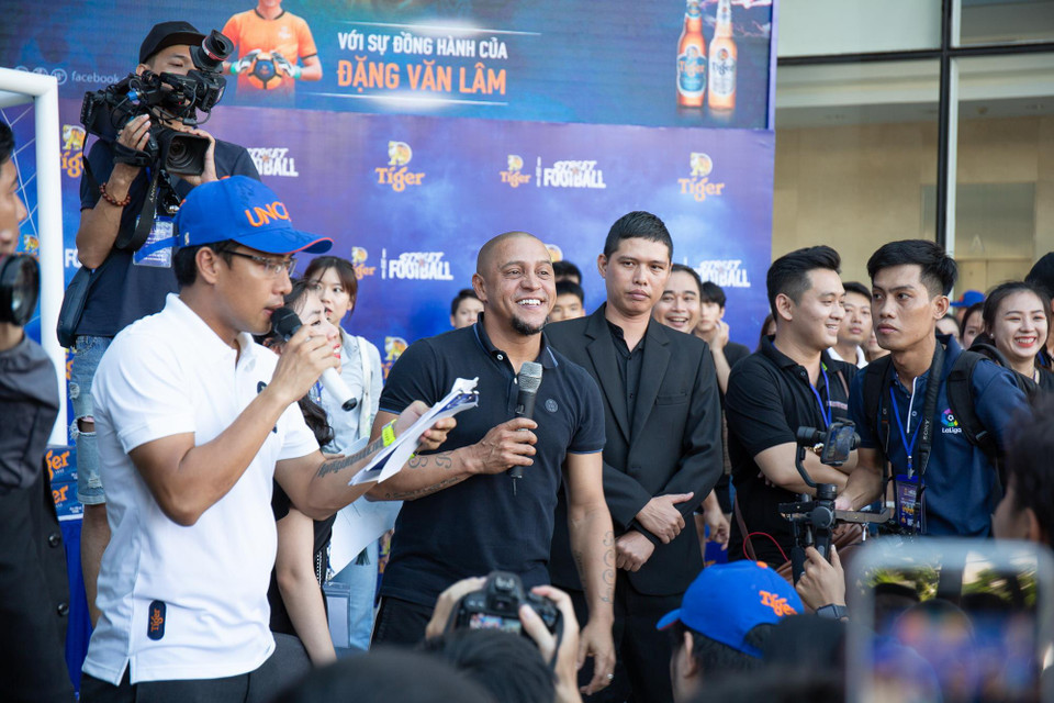 Siêu sao Brazil Roberto Carlos trò chuyện cùng người hâm mộ.