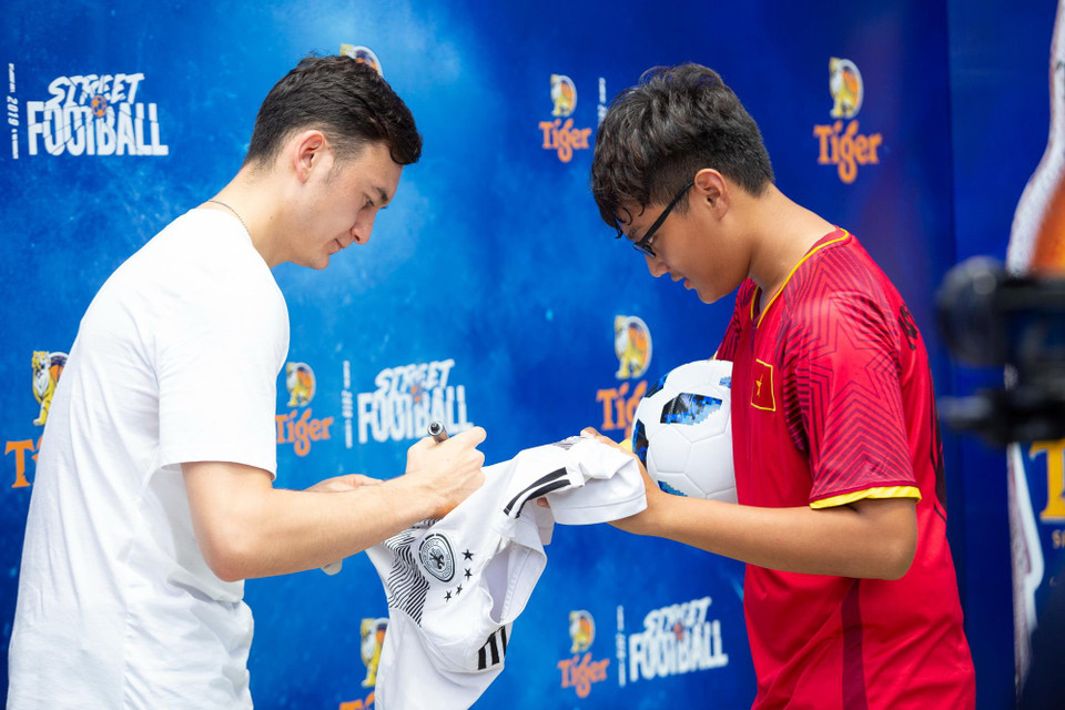 Đặng Văn Lâm ký tặng người hâm mộ.