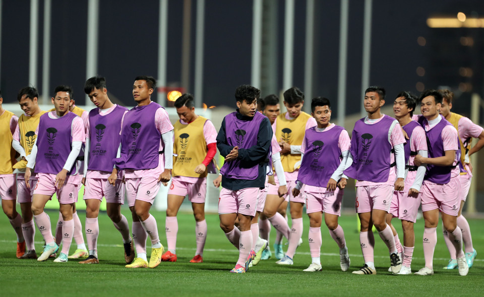 Đội tuyển Việt Nam trên sân tập Al Rayan 2 vào chiều ngày 18/1. Ở buổi tập này, tiền đạo Đình Bắc tiếp tục vắng mặt trên sân tập vì chấn thương đau cơ. (Ảnh: Hoàng Linh/TTXVN)