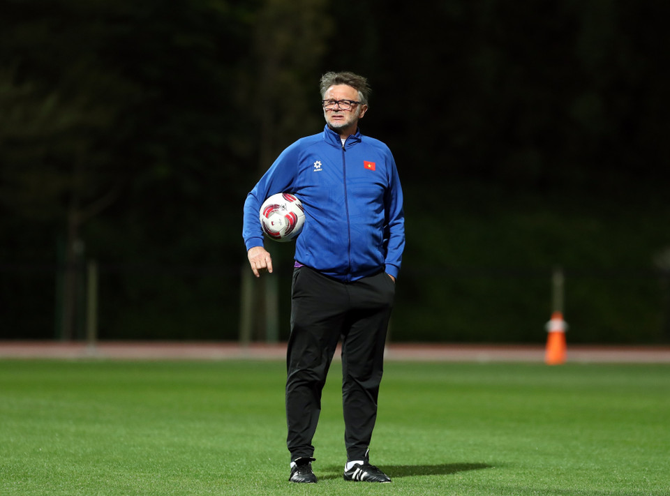 HLV Troussier quan sát buổi tập. (Ảnh: Hoàng Linh/TTXVN)