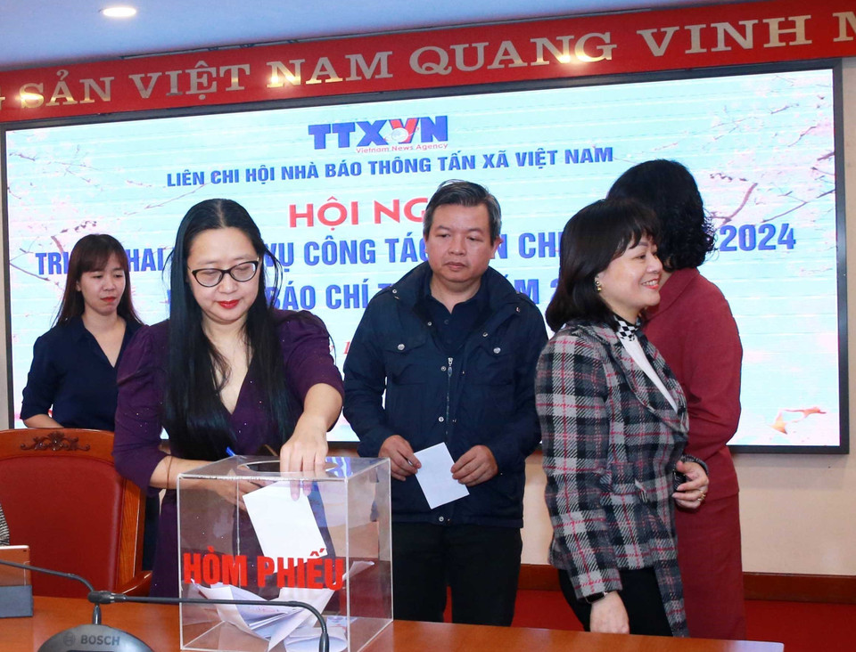 Ban Chấp hành Liên chi hội nhà báo TTXVN bỏ phiếu bầu bổ sung Ban Thường vụ. (Ảnh: Phương Hoa/TTXVN)