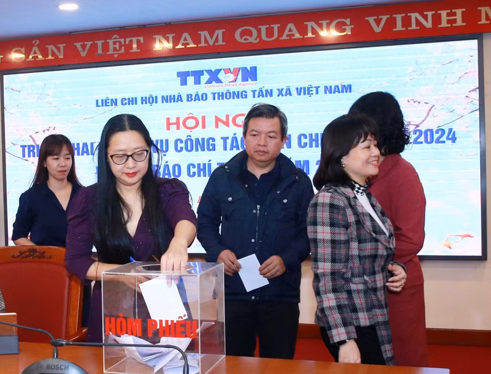 Ban Chấp hành Liên chi hội nhà báo TTXVN bỏ phiếu bầu bổ sung Ban Thường vụ. (Ảnh: Phương Hoa/TTXVN)